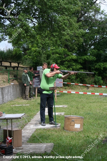 víťaz v streľbe na asfaltové terče