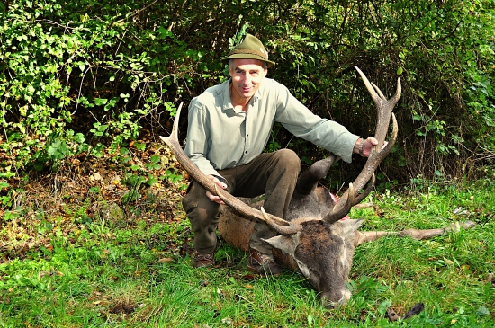 krásny jeleň ulovený tajomníkom PZ Obyce