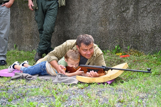 streľba zo vzduchovky (bačka so synom)