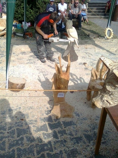 umelec s motorovou pilou