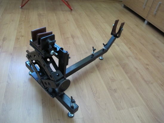 nastrelovací stojan