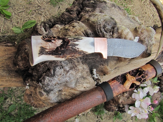 ,lovecký nôž a palica,