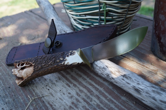 s jeleňom v rukoväti