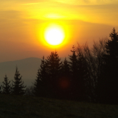 Vychodí slniečko spoza...