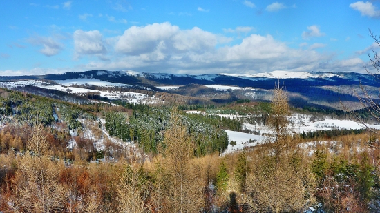 ...chrbát kopcov nad Dvorcami :))