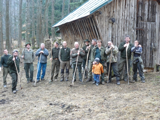 čistenie lúky a okolie seníka