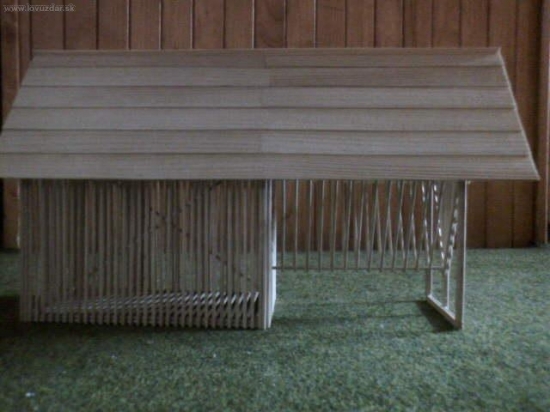 maketa senníka so zásobníkom