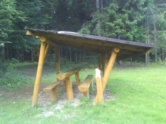 takto dopadol prístrešok v lesoparku mesta SL