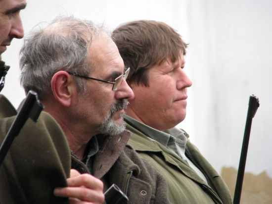 jeden na bradě druhý na hlavě