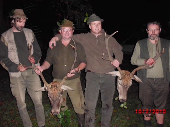 krátce po úspěšných lovech před loveckou chatou