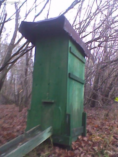 Pekný krmelec, prázdny krmelec