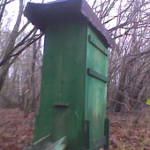 Pekný krmelec, prázdny krmelec