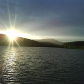 Zpad slnka nad priehradou