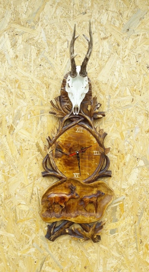 hodiny a srnčia podložka.