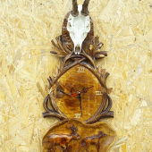 hodiny a srnčia podložka.