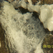 vodopad z blizky ked tečie