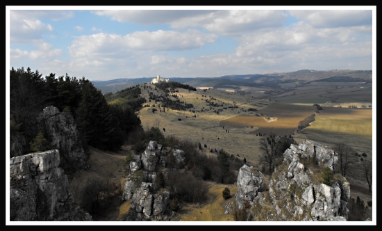 Spiš- Dreveník v pozadí Spišský hrad