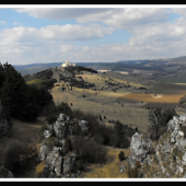 Spiš- Dreveník v pozadí Spišský hrad