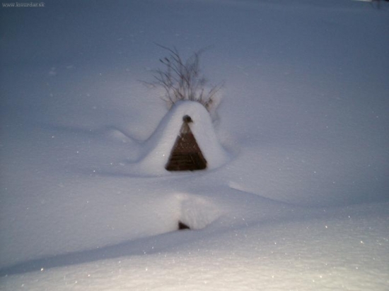 Studnička zapadaná snehom..
