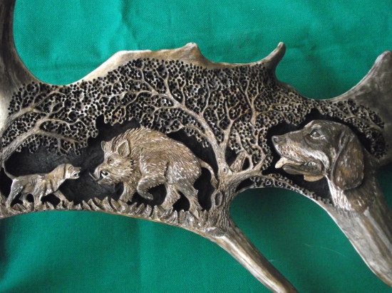 Pohároví podnos s diviačím motívom.