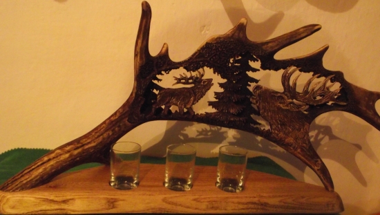 Pohároví podnos s jelením  motívom.