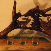 Pohároví podnos s jelením  motívom.