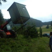 a starý ide preč..