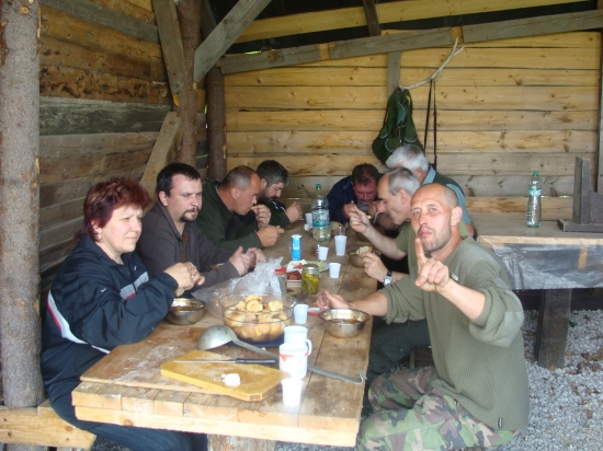 Príjemne posedenie na našej chate