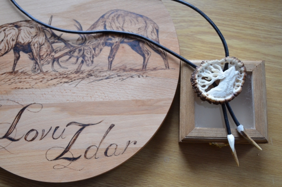 otočný podnos - pyrografia, jelení súboj, kravatka v darčkovej krabičke