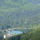 krpacovo jazero v obklopeni krasnej prirody.