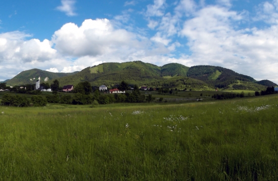 Za dedinou.