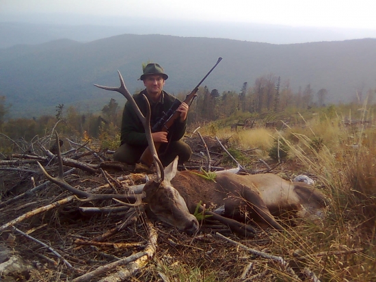 Stastný lovec s večným osemtorákom.