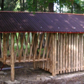 Seník zo zásobníkom takmer hotový