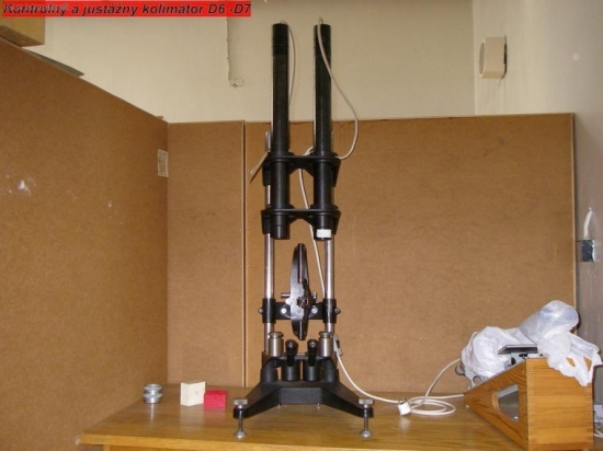 Kolimátor na nastavenie optických osí triedrov.
