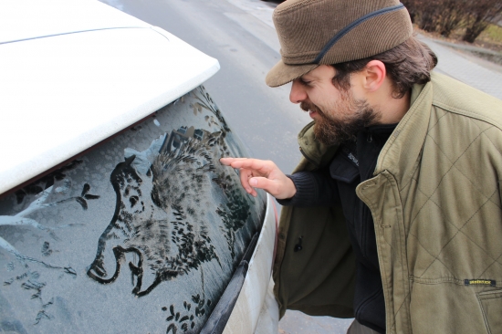 Pre UMELCA stačí zašpinené sklo auta :)