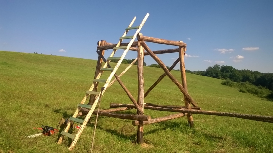 Základňa a rebrík sú hotové. :o)