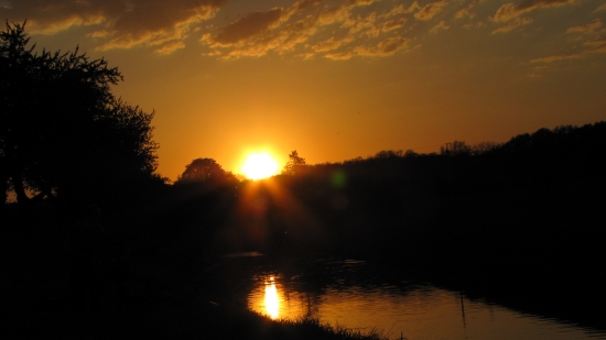 slunce  nad řekou