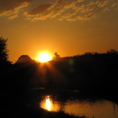slunce  nad řekou