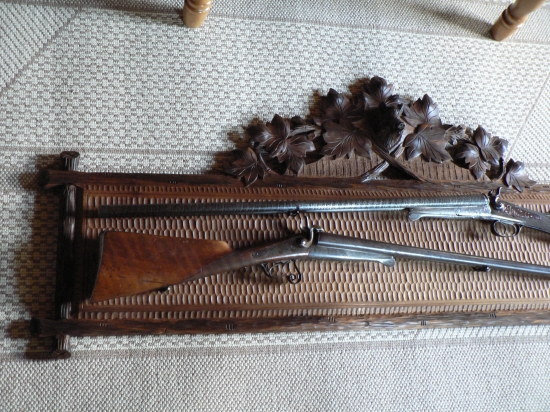 soulad -zbraňě a věšák