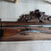 soulad -zbraňě a věšák