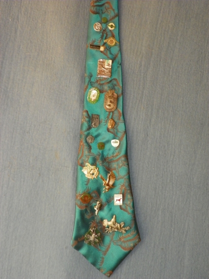 na staré kravatě-místo pro odznaky