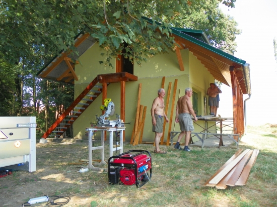 pracujeme na chatě naší MS