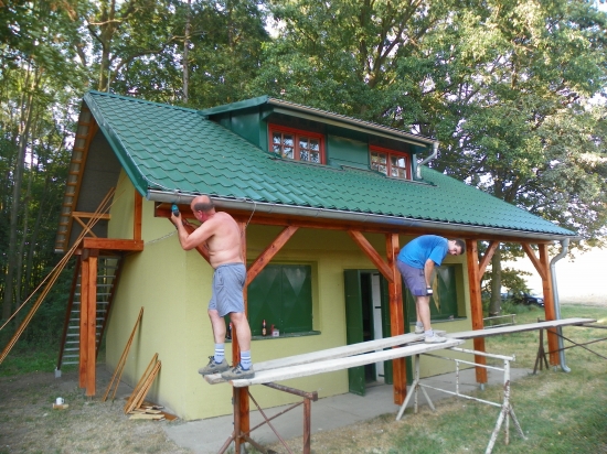 kojetinek a inik  při práci na chatě MS