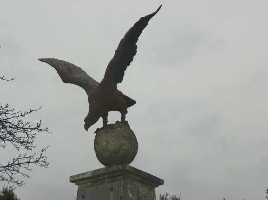 socha dravce na pomníku
