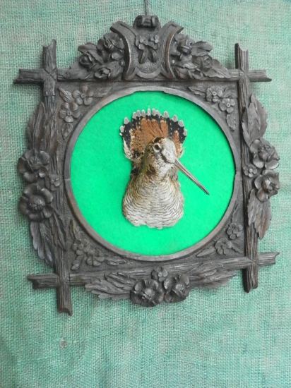 v prastarém vyřezávaném rámu