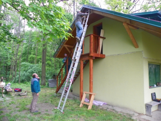 práce na chatě naší MS