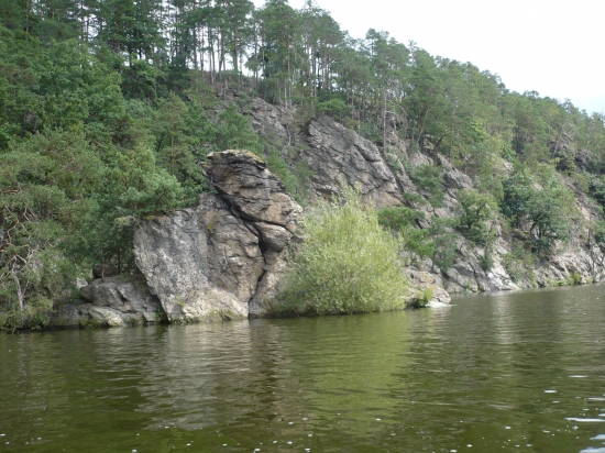 skalnaté břehy u vody