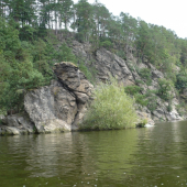 skalnaté břehy u vody