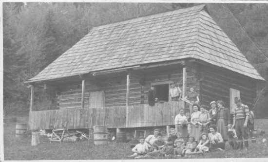 Spoločná fotka pred poľovníckou chatou.