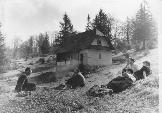 Zaslúžený oddych tisovských poľovníkov po brigáde...